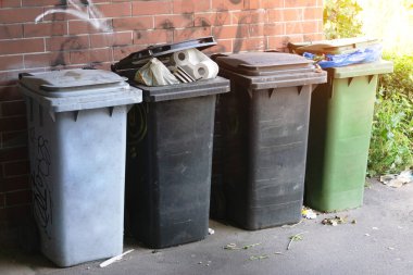 Kalabalık çöp kutusu. Farklı çöpleri kutulara göre ayırmak