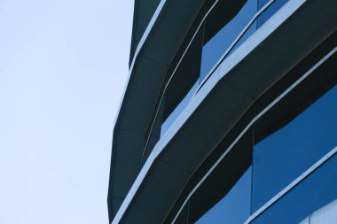 Modern ofis binası, cam cephe ve pencereler