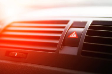 Kırmızı Üçgen Araba Tehlike Uyarı Tuşuna basan Acil Yardım Düğmesi