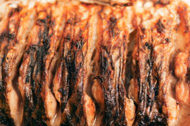 Izgarada balık pişiriyorum. Kızarmış balık. Kızarmış balık ateşte. Yakın plan. Yemek pişirme anı