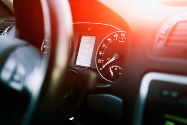 Modern bir arabadaki gösterge paneli. Yeni teknolojiler. Modern araba tasarımı. Hız göstergesi ve taktik ölçer