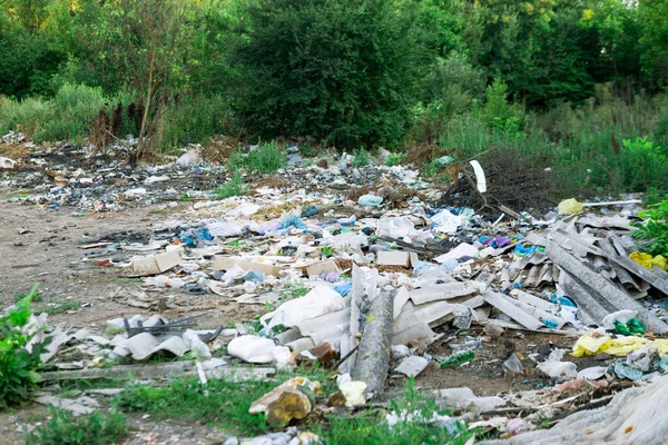 Een Grote Stapel Van Verschillende Rommel Verspreid Grond Milieuverontreiniging Milieuramp — Stockfoto