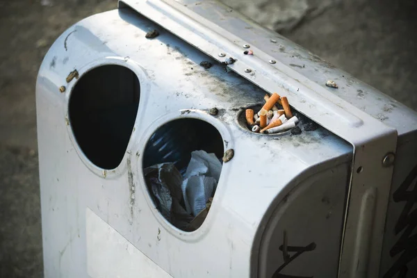 Kalabalık Çöp Kutusu Çöp Kutusuna Sigara Izmaritleri Atın — Stok fotoğraf