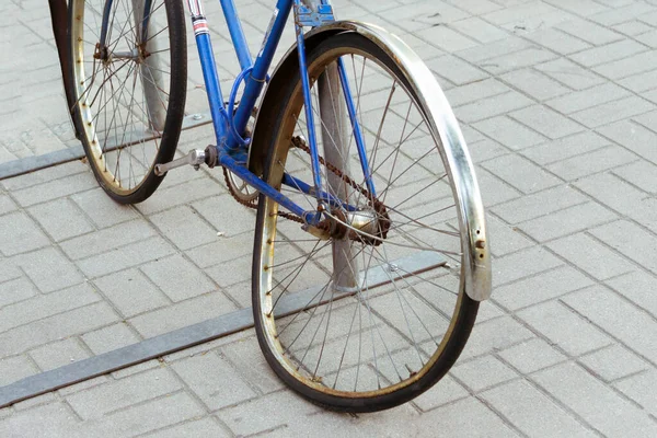 Een Kapotte Oude Fiets Het Gebogen Wiel Aan Het Rek — Stockfoto