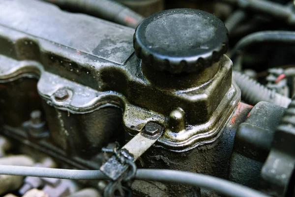 Çten Yanmalı Motorun Yağ Dolgusu Arabanın Yağını Değiştiriyorum Kirli Motor — Stok fotoğraf