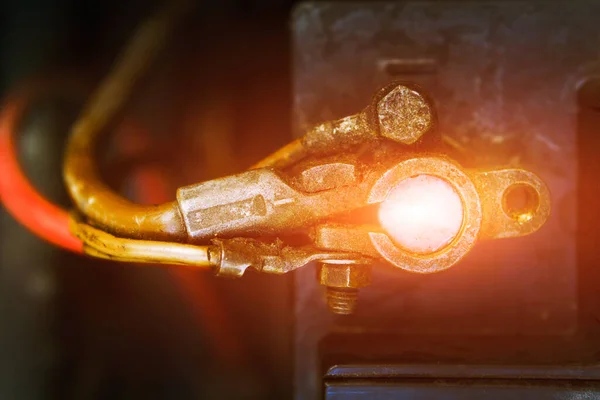 Clem bataryası. Batarya bağlantısı. Arabada elektrik kablosu var. Bir sürü farklı pil kablosu. Eski Araba Pili Terminali