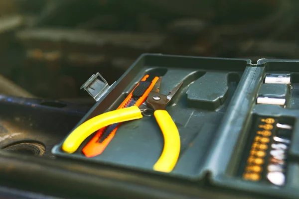 Een Kleine Set Gereedschap Open Het Staat Motorkap Van Auto — Stockfoto