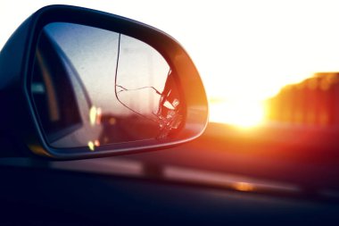 Arka tarafı manzaralı arabanın yan aynası. Kırık ayna, yakın çekim..