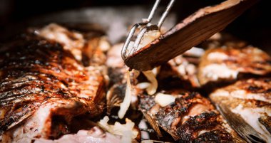 Ateşte balık pişirmek. Bahçede barbekü