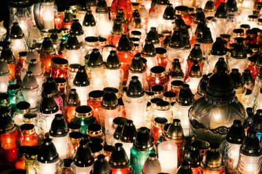 Siyah arka planda mumlar. Geceleri mum alevi. Tatil mumları kapanıyor