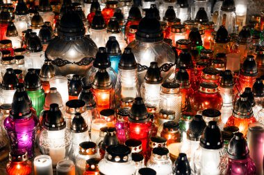 Azizler Günü 'nde mezarlıkta mum yakmak.