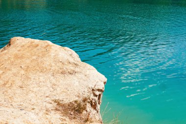 Mavi denizin üzerindeki uçurum