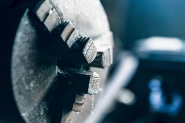 Torna sepeti makineye. Üretimde metalcilik