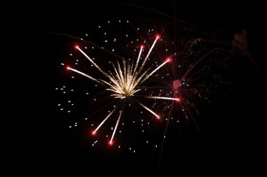 Karanlık gökyüzüne karşı havai fişekler. Kutlama. Ateş gösterisi. Wroclaw şehrinde festival