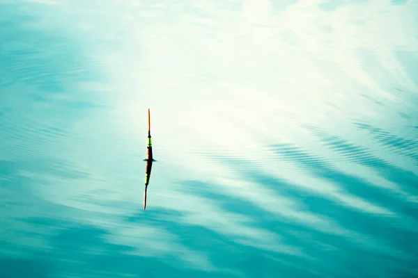 Рыбалка Озере Голубая Вода Поплавок Воде — стоковое фото