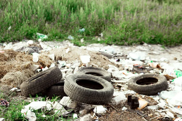 Eskimiş Araba Lastikleri Çöpte Yatıyor Çevre Kirliliği — Stok fotoğraf
