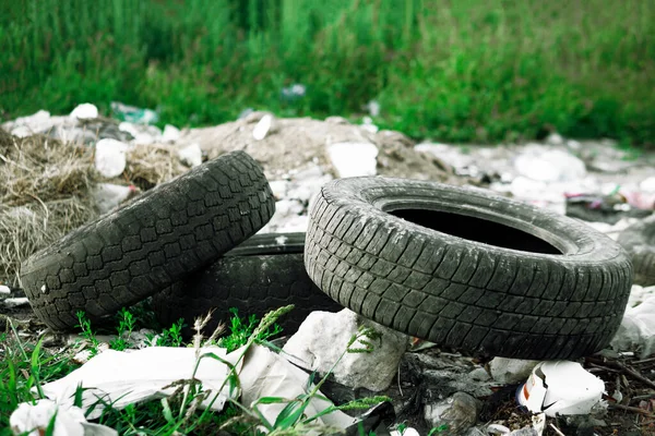 Eskimiş Araba Lastikleri Çöpte Yatıyor Çevre Kirliliği — Stok fotoğraf