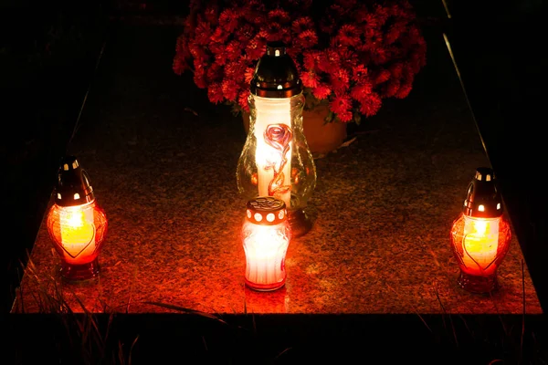 Velas Una Tumba Por Noche Días Funerarios —  Fotos de Stock