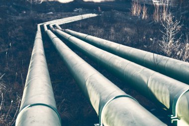 Taş ocağından su pompalamak için büyük su boruları.