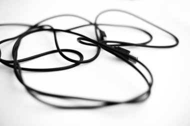 Beyaz arkaplanda karmaşık siyah kablolar