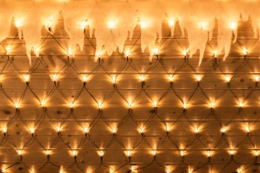 Bir sürü ampulden yapılmış Noel arkaplanı. Işıkların sarı rengi