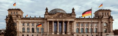 Berlin, Almanya 'daki Reichstag, Bundestag binasının cephe manzarası