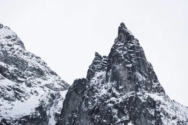 Dreiecksförmiger Schneekappenberg Der Polnischen Tatra — Stockfoto