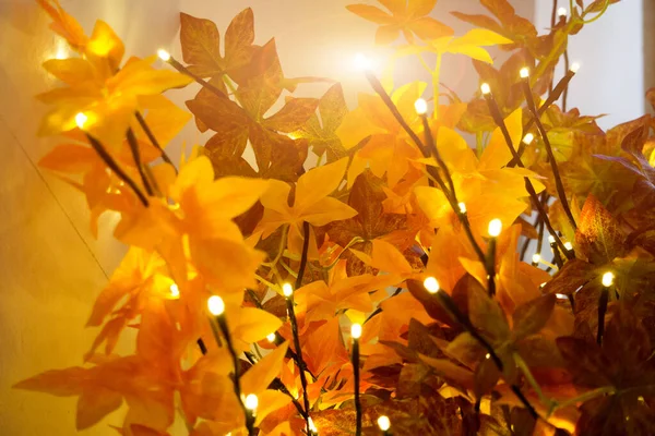 Guirlanda Dourada Nas Flores Fundo Natal — Fotografia de Stock