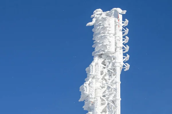 Antenna Base Cellulare Ghiacciata Coperta Neve Torre Del Sito Cellulare — Foto Stock