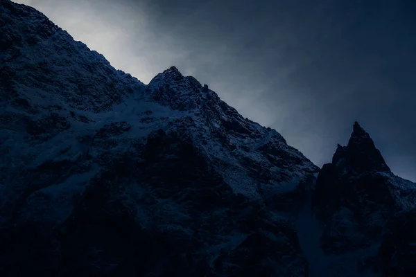 Coucher Soleil Dans Les Montagnes Enneigées Beau Paysage Dans Les — Photo