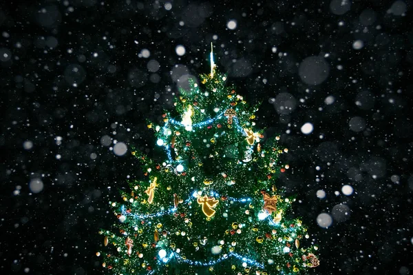 Árvore Ano Novo Neve Caindo Noite Fundo Natal — Fotografia de Stock