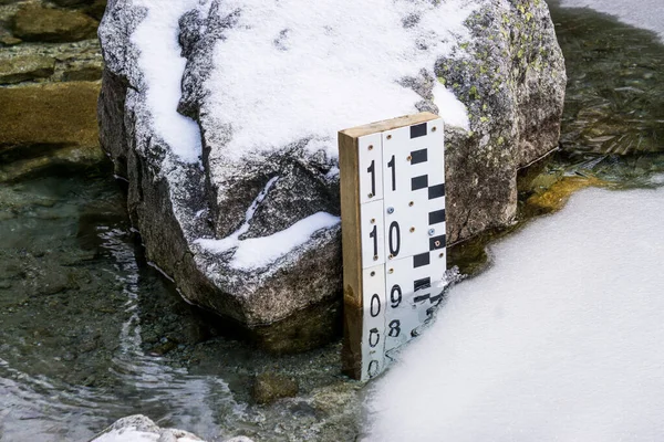 Zur Überwachung Des Wasserstandes Wird Ein Wasserstandsmesser Verwendet Einem Zugefrorenen — Stockfoto