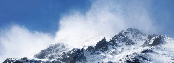 Met Sneeuw Bedekte Bergen Alpen Wolken Vliegen Dicht Bij Toppen — Stockfoto