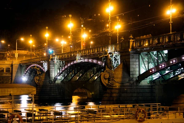 Most Centrum Pragi Oświetlony Jasnymi Światłami — Zdjęcie stockowe