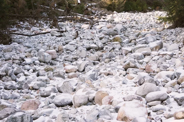 Υπάρχουν Πολλές Πέτρες Στο Χιόνι Δύσκολη Διαδρομή Στα Βουνά — Φωτογραφία Αρχείου