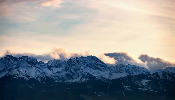 Высокие Горы Снегом Зимой — стоковое фото