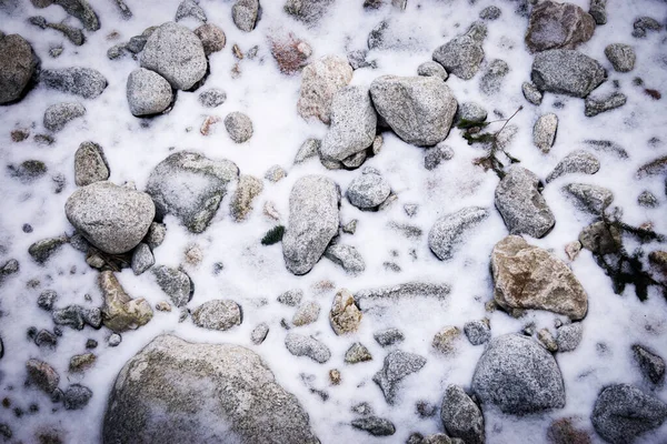 Много Камней Снегу Трудный Маршрут Горах — стоковое фото