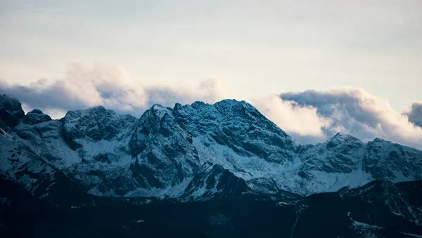 Высокие Горы Снегом Зимой — стоковое фото