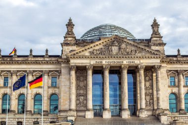 Berlin 'deki Reichstag binasının cephesi.