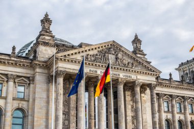 Berlin 'deki Reichstag binasının cephesi.