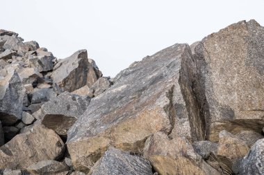 Bir sürü büyük taş var. Arkaplan için