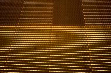 Akşam karanlığında parlayan sera çatısı, hava fotoğrafçılığı