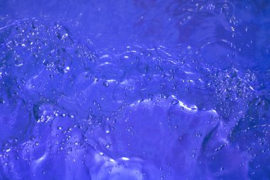 Soyut arka plan mavi su havuzda, çok fazla kabarcık var.