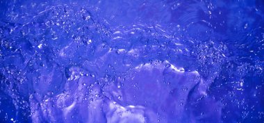 Soyut arka plan mavi su havuzda, çok fazla kabarcık var.