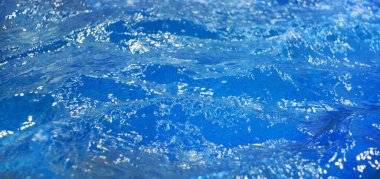 Soyut arka plan mavi su havuzda, çok fazla kabarcık var.