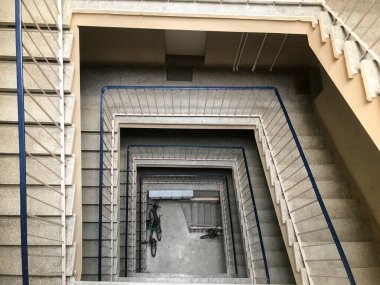 Eski bir evde spiral kare merdiven