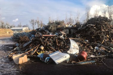 büyük bir hurda yığını işleme ve metal tasnif bekliyor.