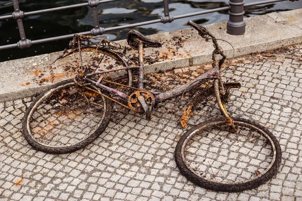 Bicicletă Veche Scufundată Scoasă Din Apă — Fotografie, imagine de stoc