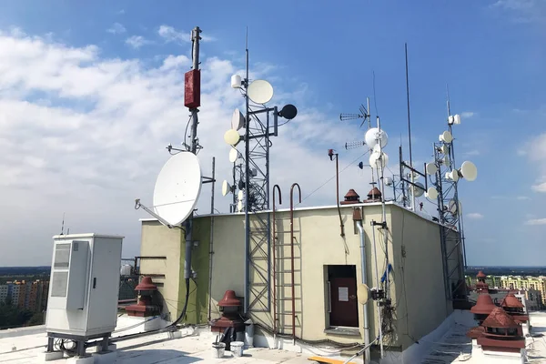 Viele Verschiedene Antennen Auf Dem Dach Des Hauses — Stockfoto