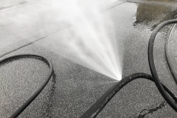 Patlak hortum ve yüksek basınçlı su sızıntısı.